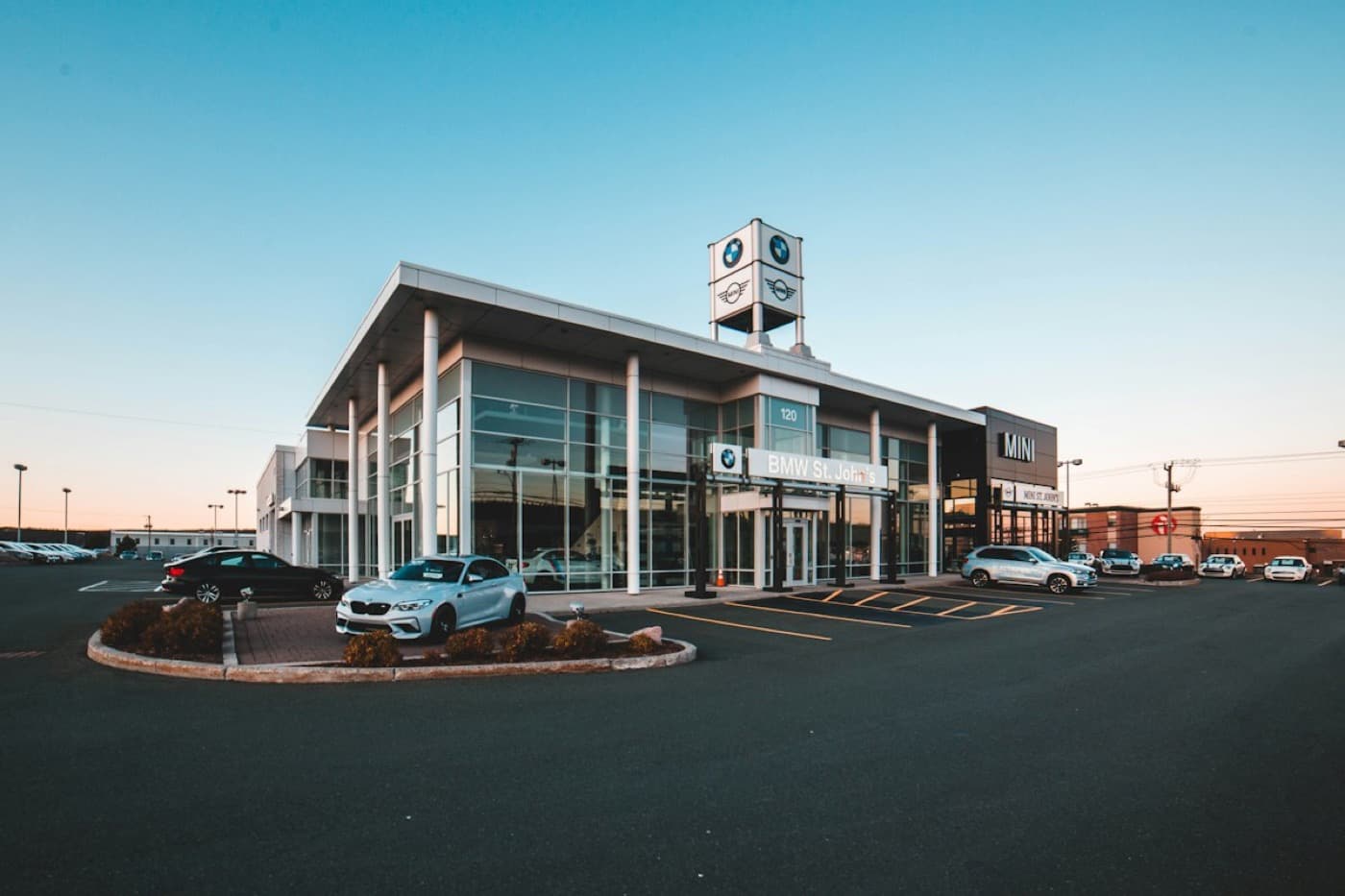 Loja de veículos com showroom de vidros ao entardecer